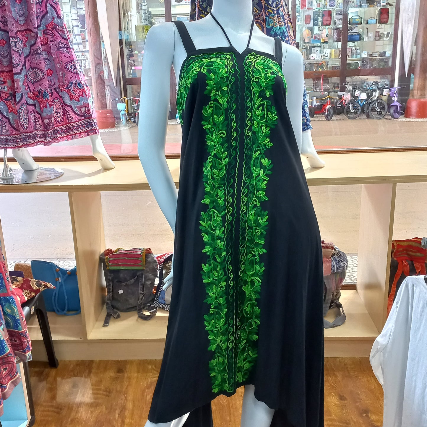 Sleeveless point dress